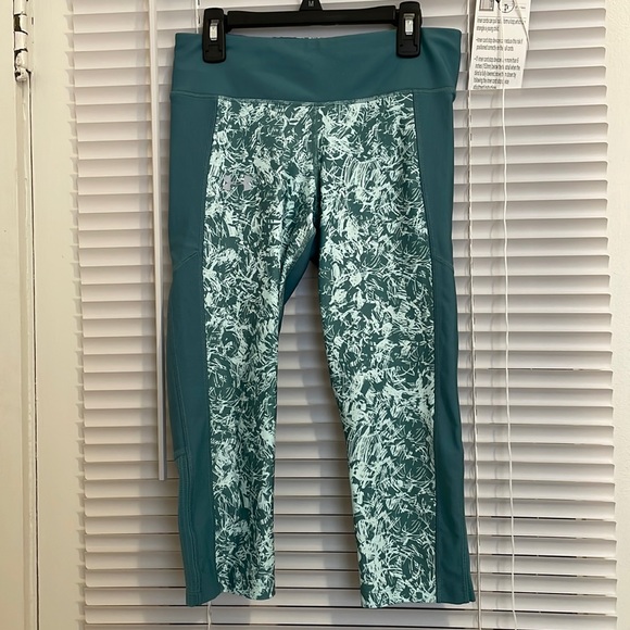 Under Armour Teal Patterned Cropped Leggings! - Picture 1 of 8
